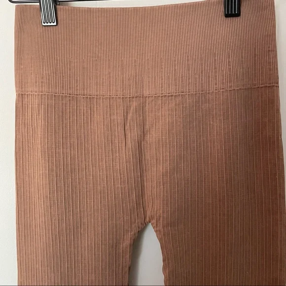 Avocado ribbed yoga leggings in light brown - Picture 4 of 6